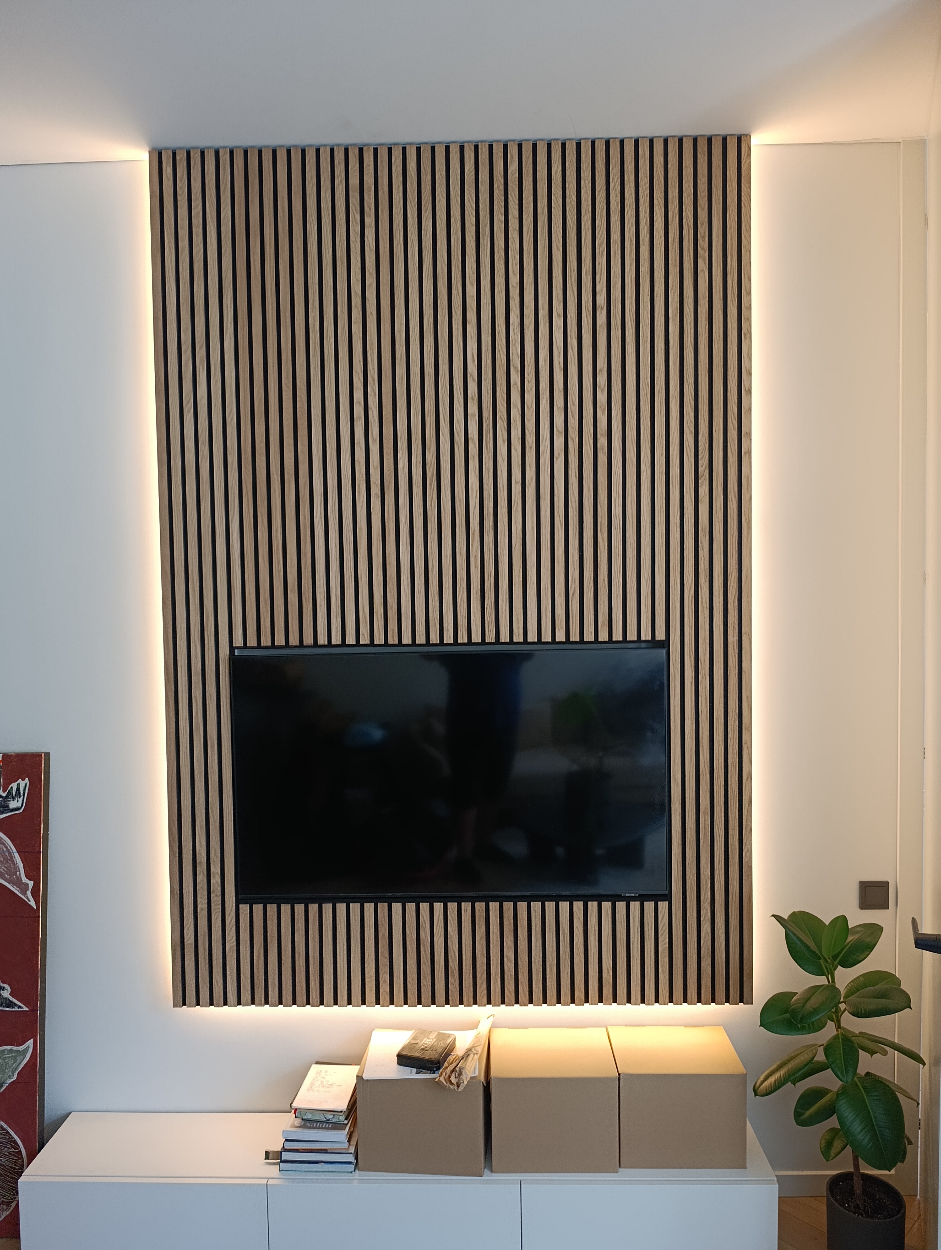 TV sienelė su medinėmis lamelėmis